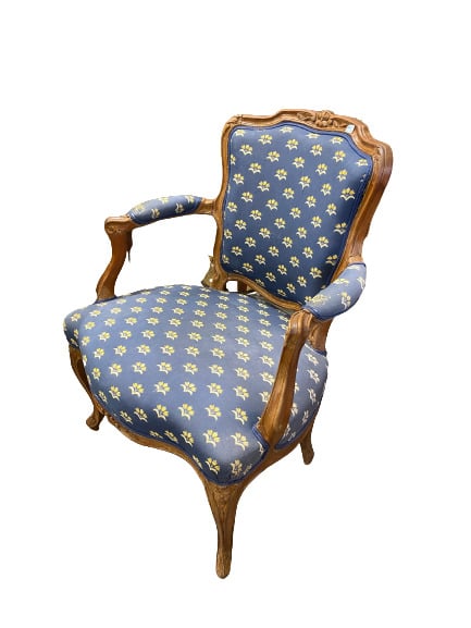 Fauteuil cabriolet en bois mouluré et sculpté de style Louis XV - On joint un f…