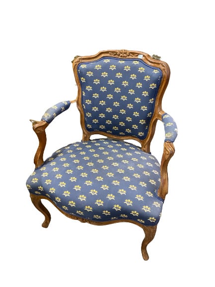 Fauteuil cabriolet en bois mouluré et sculpté de style Louis XV - On joint un f…
