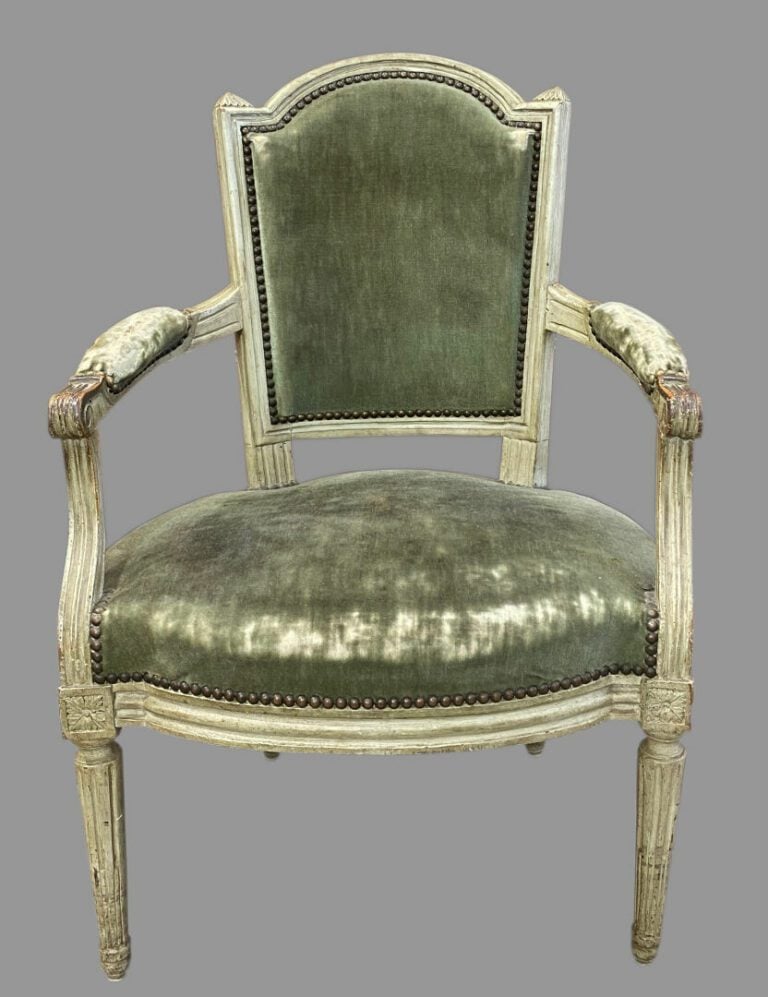 Fauteuil cabriolet en bois mouluré et sculpté relaqué vert à dossier anse de pa…