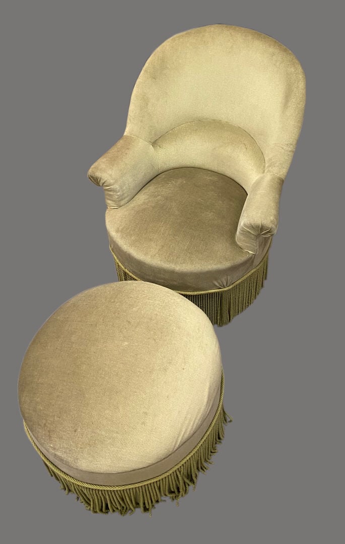 Fauteuil crapaud recouvert de tissu velours vert-amande et franges, et pouf ass…