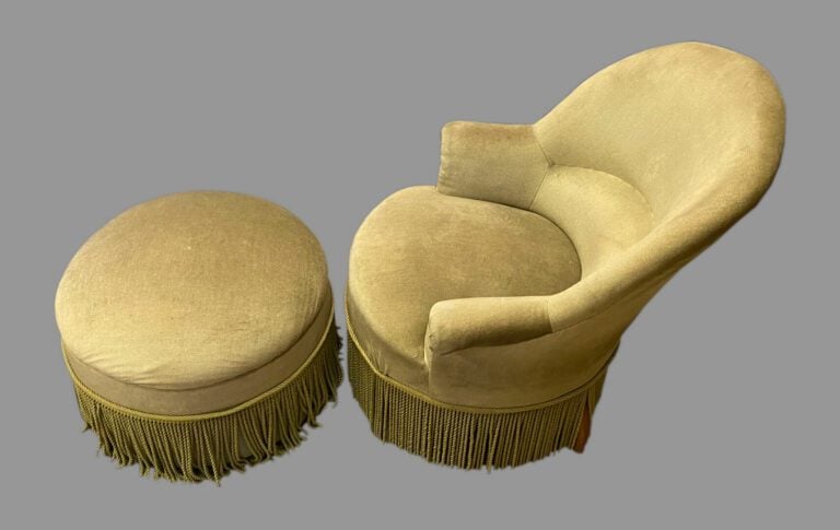 Fauteuil crapaud recouvert de tissu velours vert-amande et franges, et pouf ass…