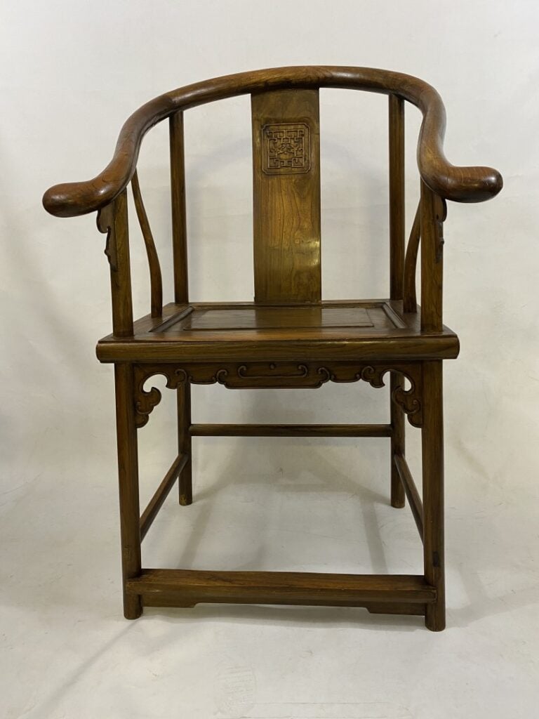 FAUTEUIL EN BOIS NATUREL A DOSSIER EN FORME DE FER A CHEVAL, QUANYI - Chine, XX…