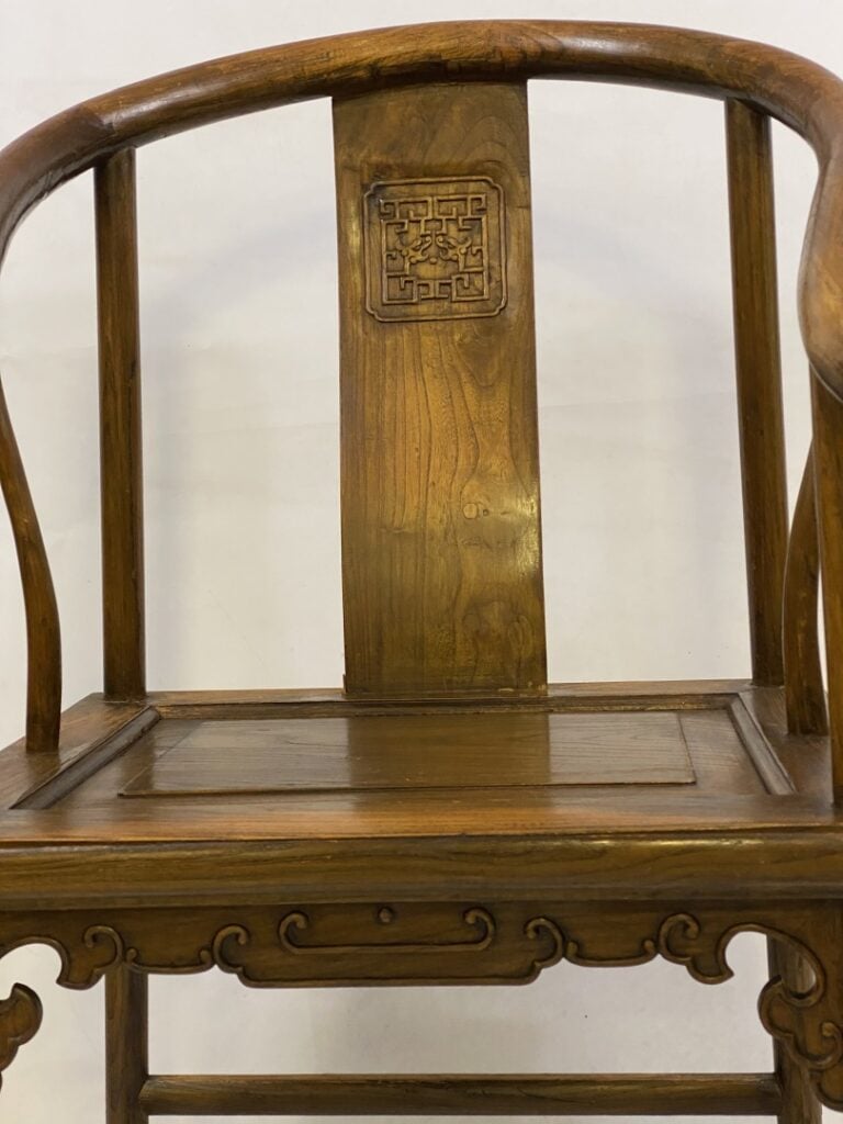 FAUTEUIL EN BOIS NATUREL A DOSSIER EN FORME DE FER A CHEVAL, QUANYI - Chine, XX…