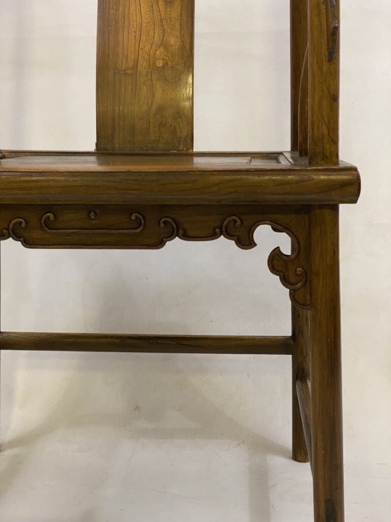 FAUTEUIL EN BOIS NATUREL A DOSSIER EN FORME DE FER A CHEVAL, QUANYI - Chine, XX…