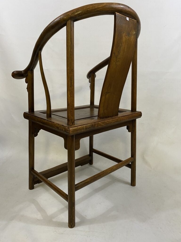FAUTEUIL EN BOIS NATUREL A DOSSIER EN FORME DE FER A CHEVAL, QUANYI - Chine, XX…
