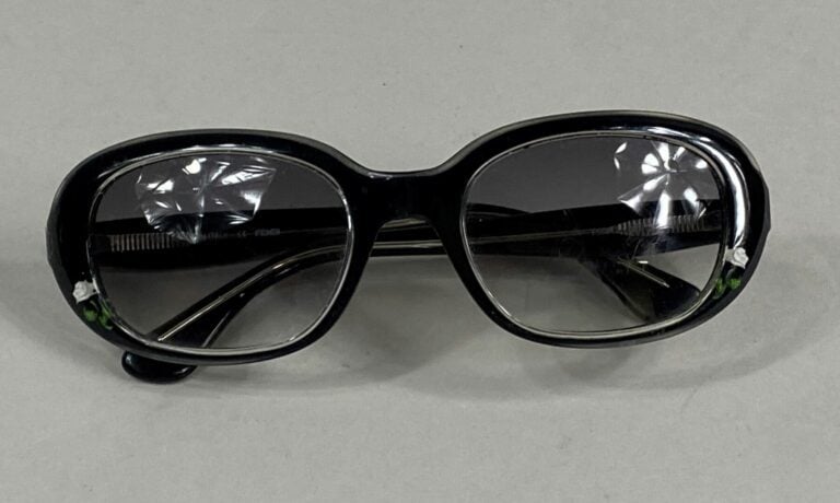 FENDI - Lunettes de soleil noires à fleurs blanches, vintage - (état d'usage)