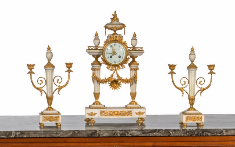 Ferdinand BERTHOUD. - Garniture de cheminée en bronze doré et marbre blanc comp…
