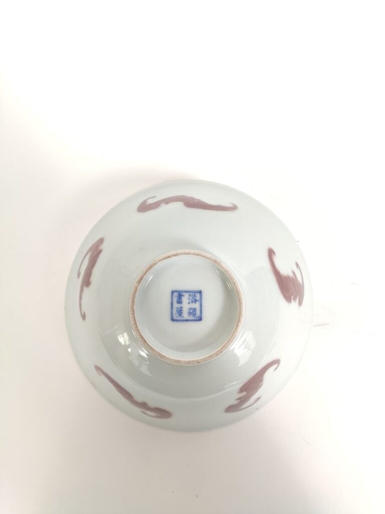 FIN BOL EN PORCELAINE BLANCHE A DECOR DE CHAUVE-SOURIS - Chine - Les côtés orné…