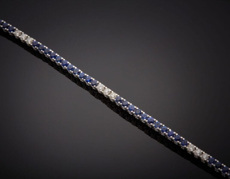 Fin BRACELET en or gris (750‰) serti d'un alignement de diamants taille brillan…