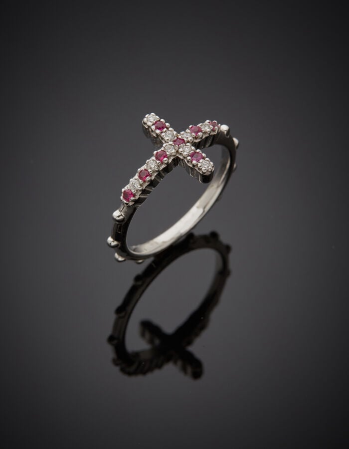 Fine BAGUE « croix » en or gris (750‰) partiellement serti de diamants taille b…