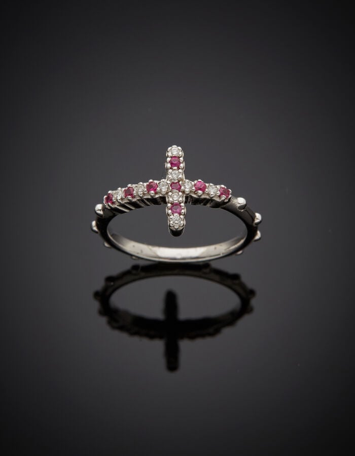 Fine BAGUE « croix » en or gris (750‰) partiellement serti de diamants taille b…