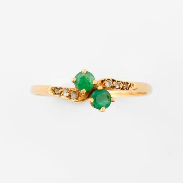 Fine bague Toi et Moi en or jaune (750) ornée de deux émeraudes de taille ronde…