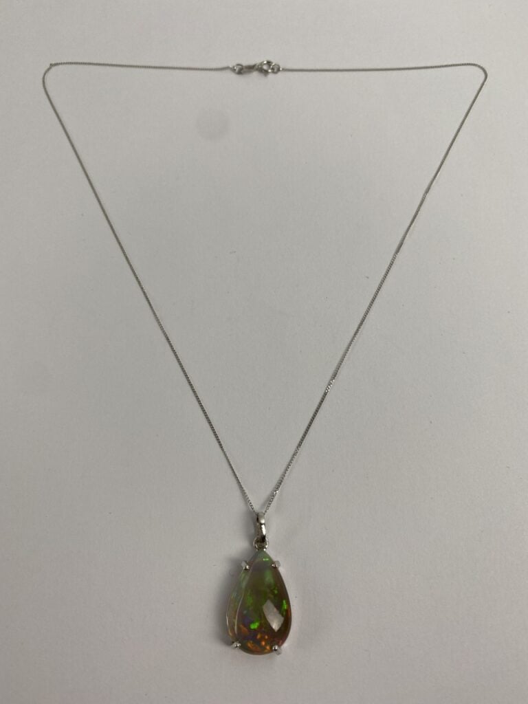 Fine chaîne à maille gourmette en or gris (750) retenant un pendentif en or gri…