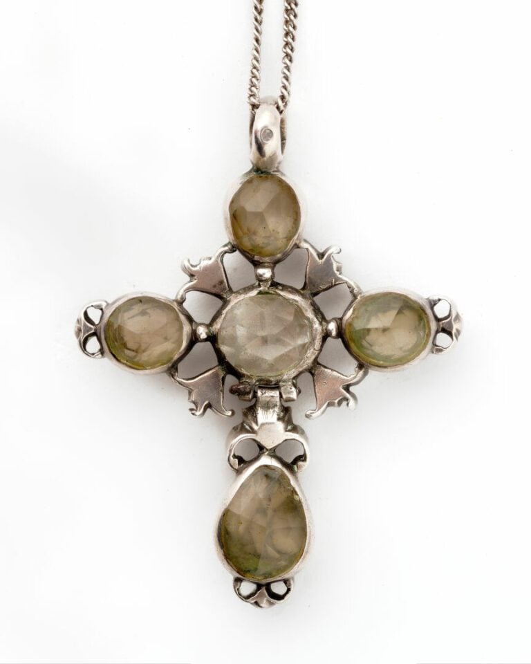 Fine chaîne en argent (925) à maille gourmette retenant un pendentif croix arlé…
