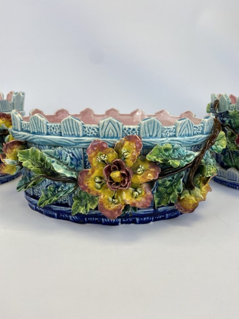 FIVES-LILLE - Garniture de cheminée en barbotine polychrome à décor de fleurs s…