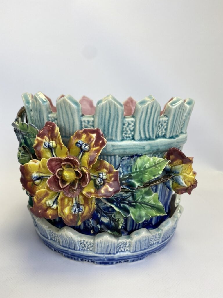 FIVES-LILLE - Garniture de cheminée en barbotine polychrome à décor de fleurs s…
