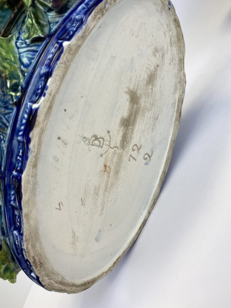 FIVES-LILLE - Garniture de cheminée en barbotine polychrome à décor de fleurs s…