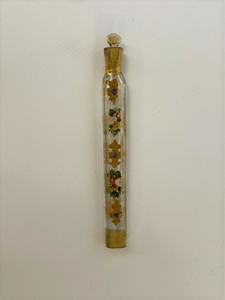 Flacon à sels en verre émaillé or et polychrome de motifs floraux dans son écri…