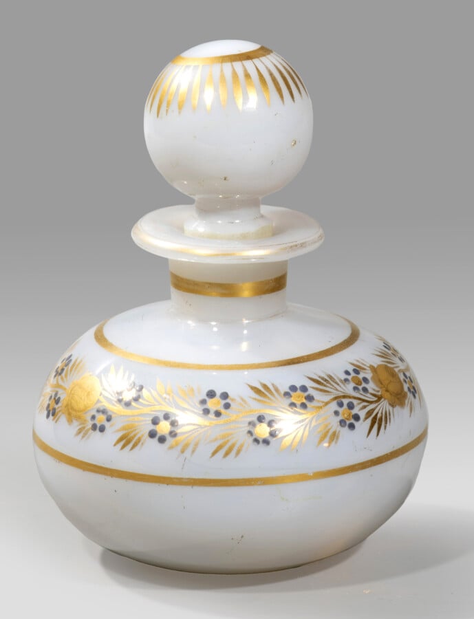 Flacon boule en opaline de cristal savonneuse à décor Desvignes de guirlande de…