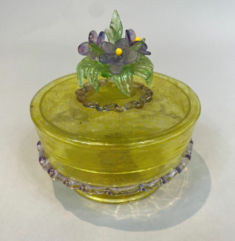 Flacon et pot à fard en verre de Murano, le bouchon à décor de fleurettes - H :…