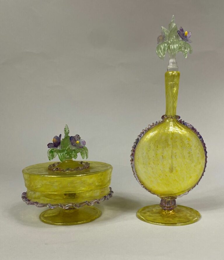 Flacon et pot à fard en verre de Murano, le bouchon à décor de fleurettes - H :…