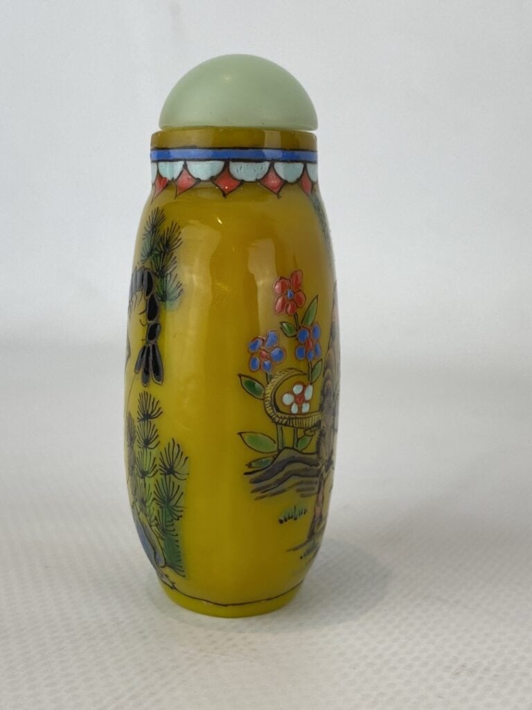 Flacon / tabatière en verre et émaux - Chine - Sur fond jaune, à décor de boeuf…