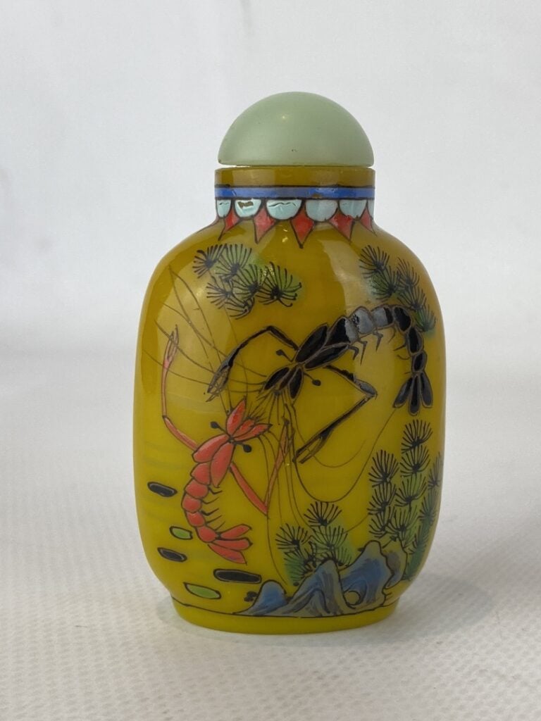 Flacon / tabatière en verre et émaux - Chine - Sur fond jaune, à décor de boeuf…