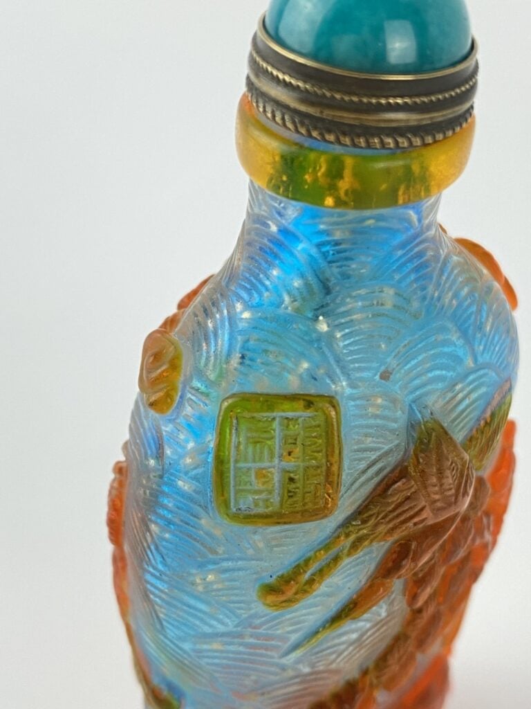 Flacon / tabatière en verre overlay - Chine - A pied plat, panse quadrangulaire…