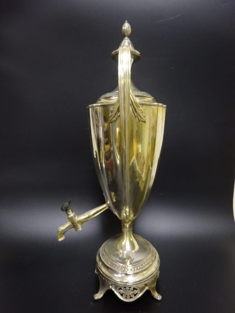 Fontaine à thé en métal argenté. - Hauteur: 42 cm.