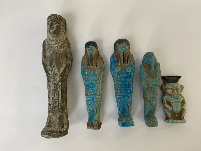 Fort ensemble d'objets dans le goût antique comprenant : - - - Ensemble de 5 pe…