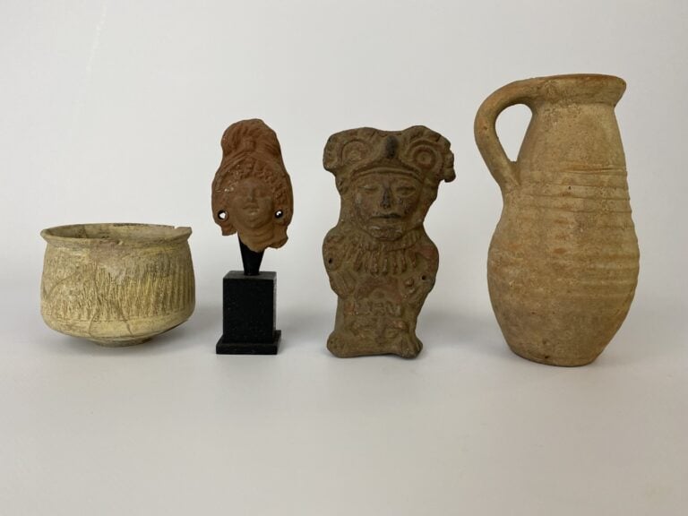 Fort ensemble d'objets dans le goût antique comprenant : - - - Ensemble de 5 pe…