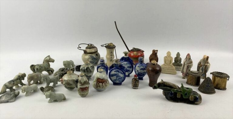 Fort lot comprenant des flacons tabatières en porcelaine à décor d'animaux ou p…