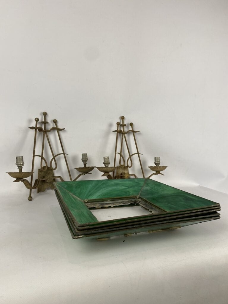 Fort lot d'appliques en métal peint noir de forme géométrique et vert émaillé -…