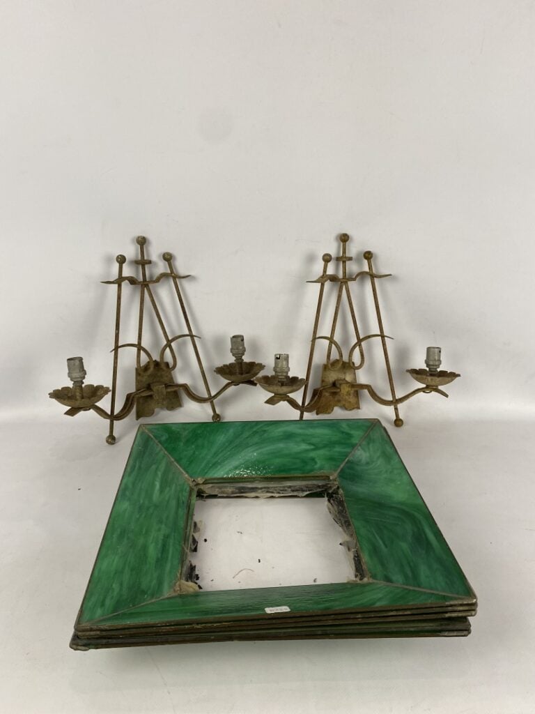 Fort lot d'appliques en métal peint noir de forme géométrique et vert émaillé -…