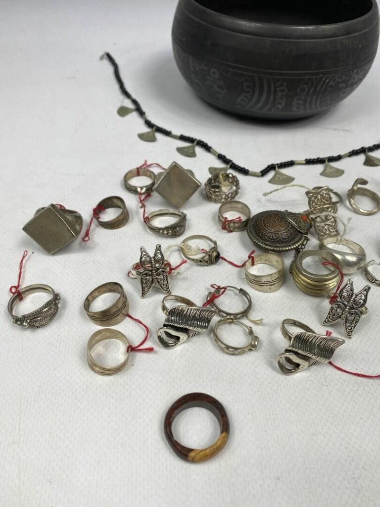 Fort lot de bagues en métal argenté ou bas titre, certaines ornées de pierres f…