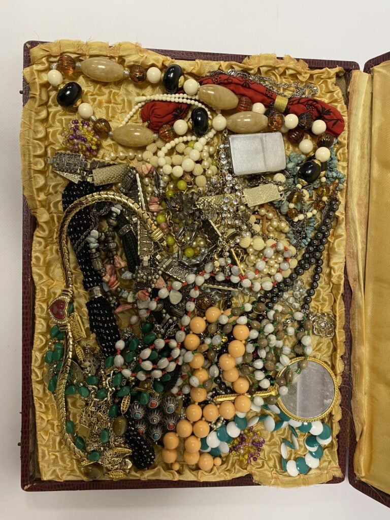 Fort lot de bijoux fantaisie, colliers de perles d'imitation, ceinture, face à…