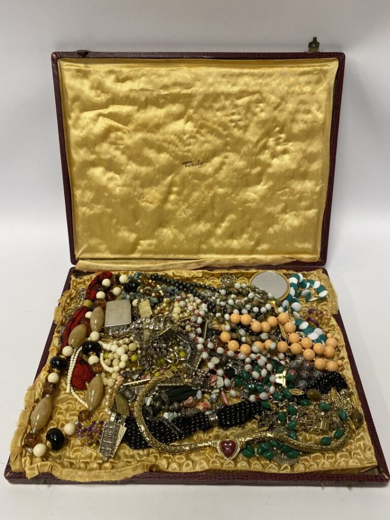 Fort lot de bijoux fantaisie, colliers de perles d'imitation, ceinture, face à…