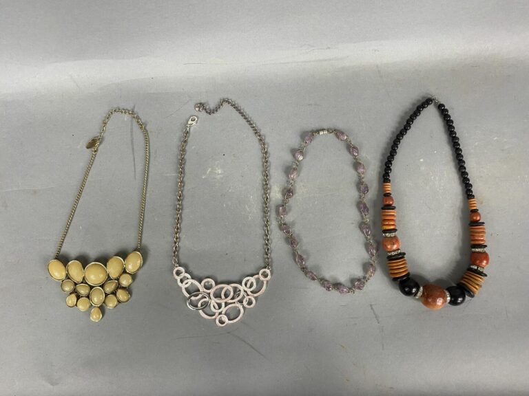 Fort lot de bijoux fantaisie divers comprenant colliers, bracelets, bourse, pet…