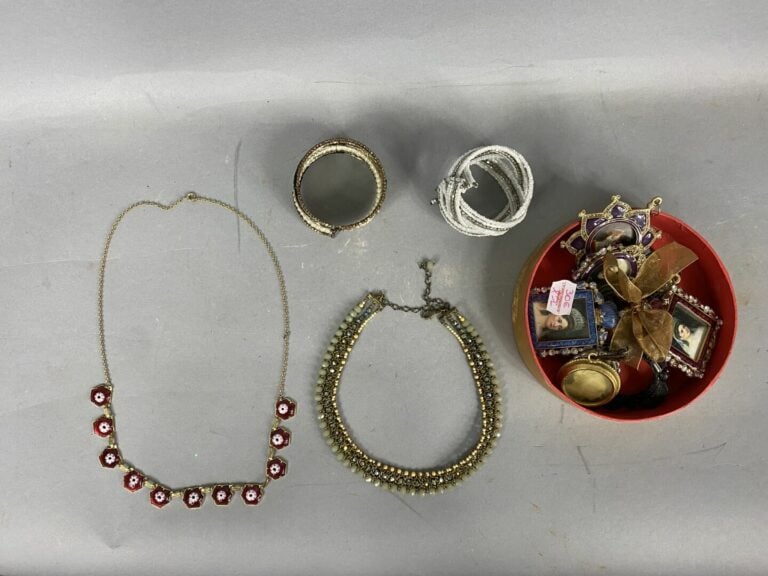 Fort lot de bijoux fantaisie divers comprenant colliers, bracelets, bourse, pet…