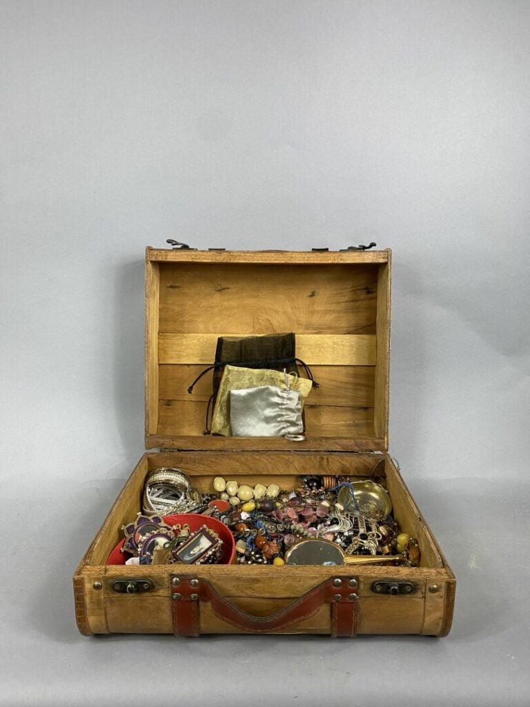 Fort lot de bijoux fantaisie divers comprenant colliers, bracelets, bourse, pet…