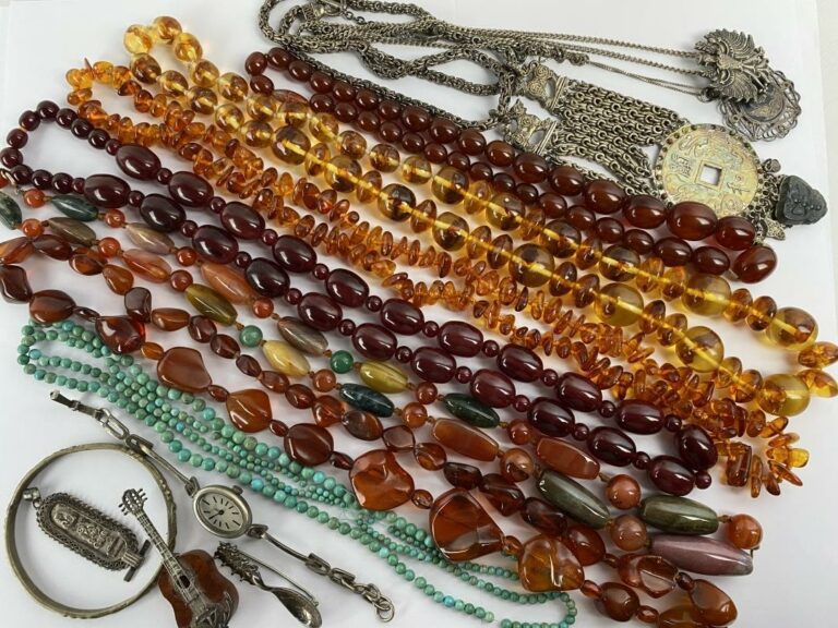 Fort lot de bijoux fantaisie divers dont colliers et sautoirs en ambre, bakélit…