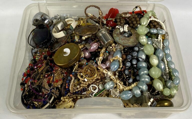 Fort lot de bijoux fantaisie divers en métal et composition dont colliers, brac…