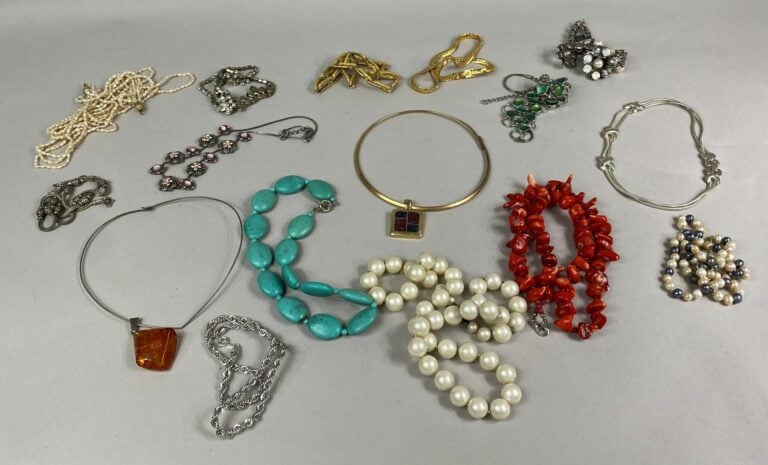 Fort lot de bijoux fantaisie divers en métal, pierres ornementales et strass do…