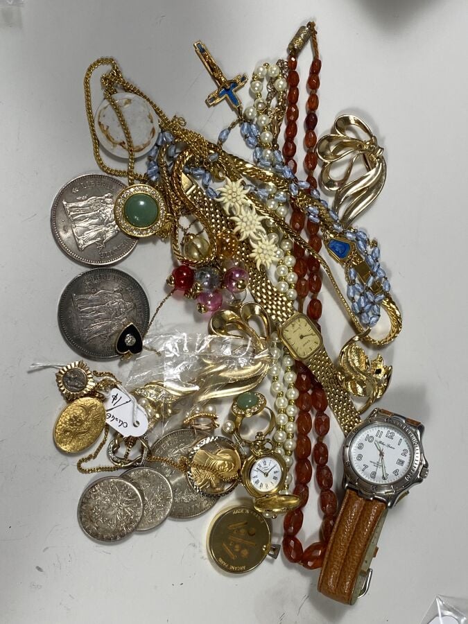 Fort lot de bijoux fantaisie dont montre, collier de perles en plastique, pende…