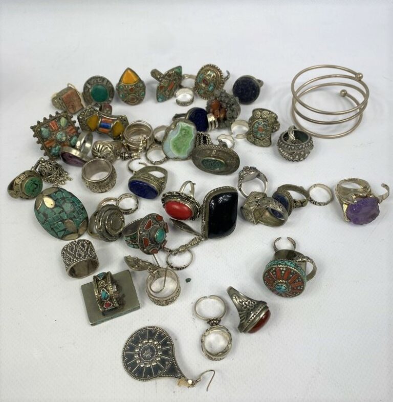 Fort lot de bijoux fantaisie en métal argenté ou bas titre comprenant des bague…
