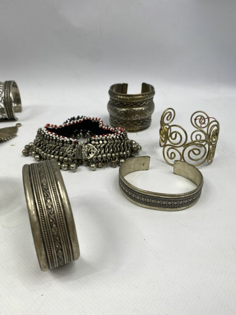 Fort lot de bijoux fantaisie en métal argenté ou bas titre comprenant des brace…