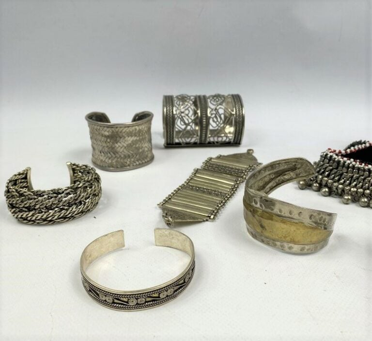 Fort lot de bijoux fantaisie en métal argenté ou bas titre comprenant des brace…