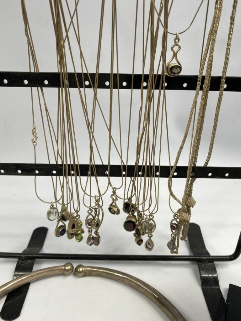 Fort lot de bijoux fantaisie en métal argenté ou bas titre comprenant des colli…