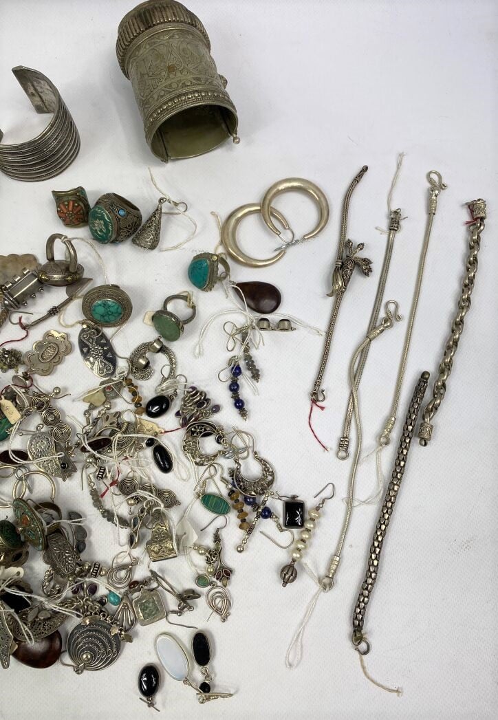Fort lot de bijoux fantaisie en métal argenté ou bas titre comprenant des colli…