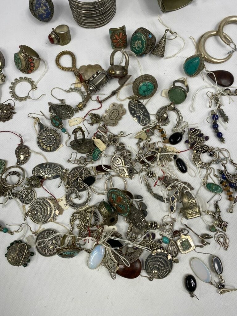 Fort lot de bijoux fantaisie en métal argenté ou bas titre comprenant des colli…